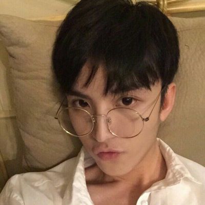 ��˧������������ͷ����۾�