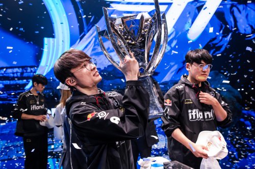 ʮ��⾰ħ�����ɣ���LOL���ٷ�����Faker��ڶԱ���