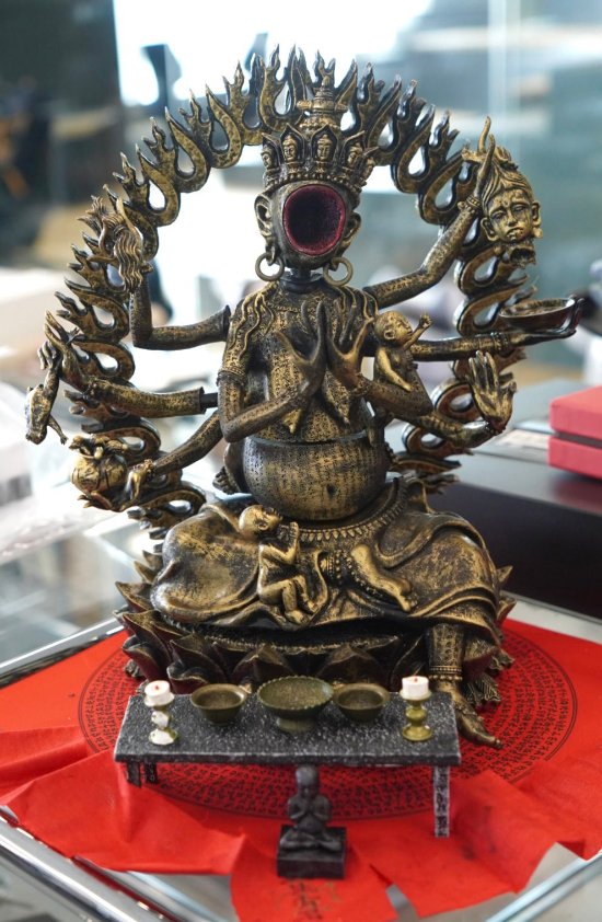 有点?}人!小岛秀夫晒《咒》“大黑佛母”手办