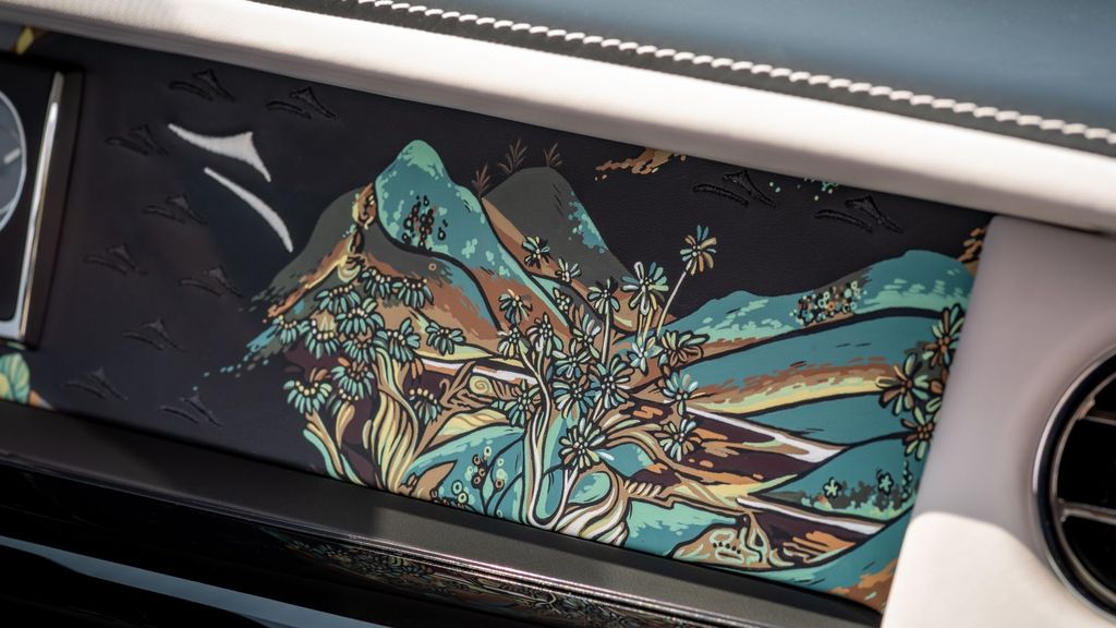 �Զػͱڻ�Ϊ��У���˹��˹չʾ���й��ڻ�֮�ա�Bespoke �߶�ϵ�г���