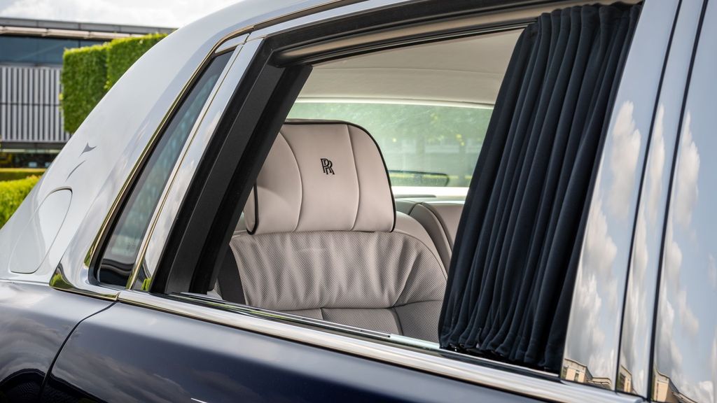 �Զػͱڻ�Ϊ��У���˹��˹չʾ���й��ڻ�֮�ա�Bespoke �߶�ϵ�г���