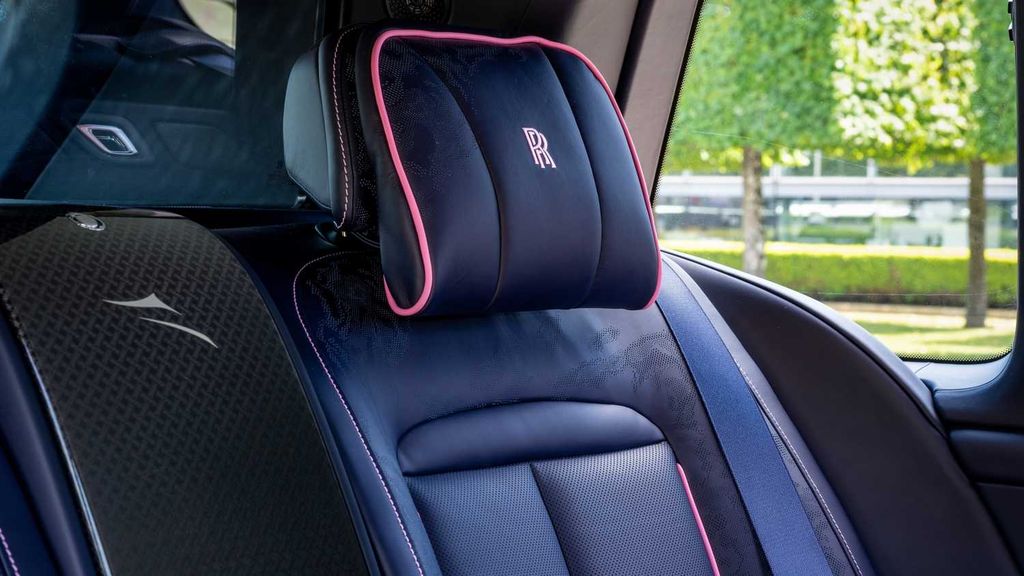 �Զػͱڻ�Ϊ��У���˹��˹չʾ���й��ڻ�֮�ա�Bespoke �߶�ϵ�г���