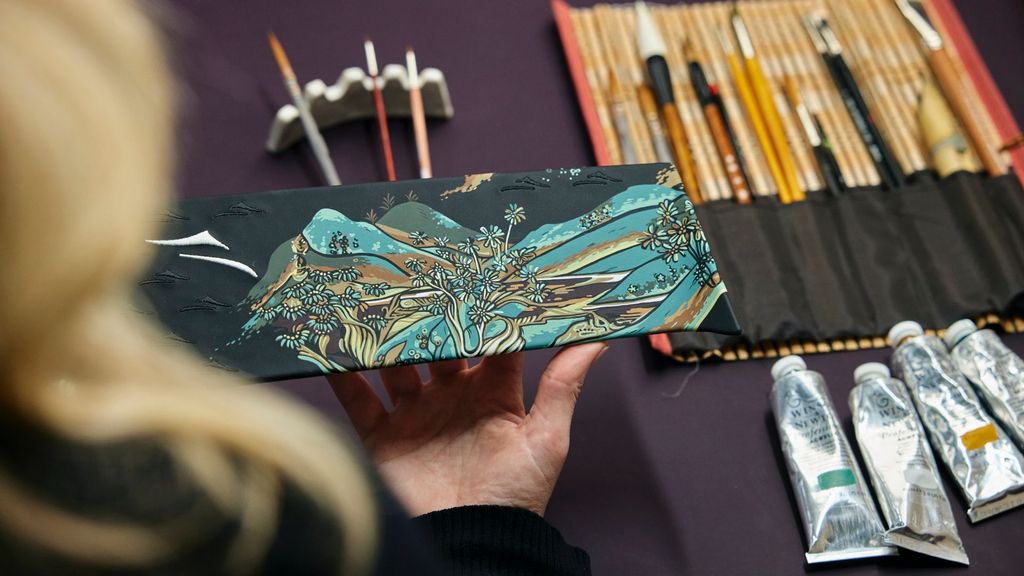 �Զػͱڻ�Ϊ��У���˹��˹չʾ���й��ڻ�֮�ա�Bespoke �߶�ϵ�г���