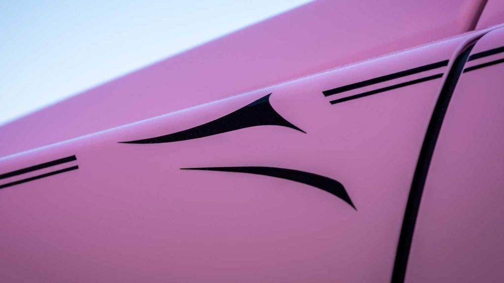 �Զػͱڻ�Ϊ��У���˹��˹չʾ���й��ڻ�֮�ա�Bespoke �߶�ϵ�г���