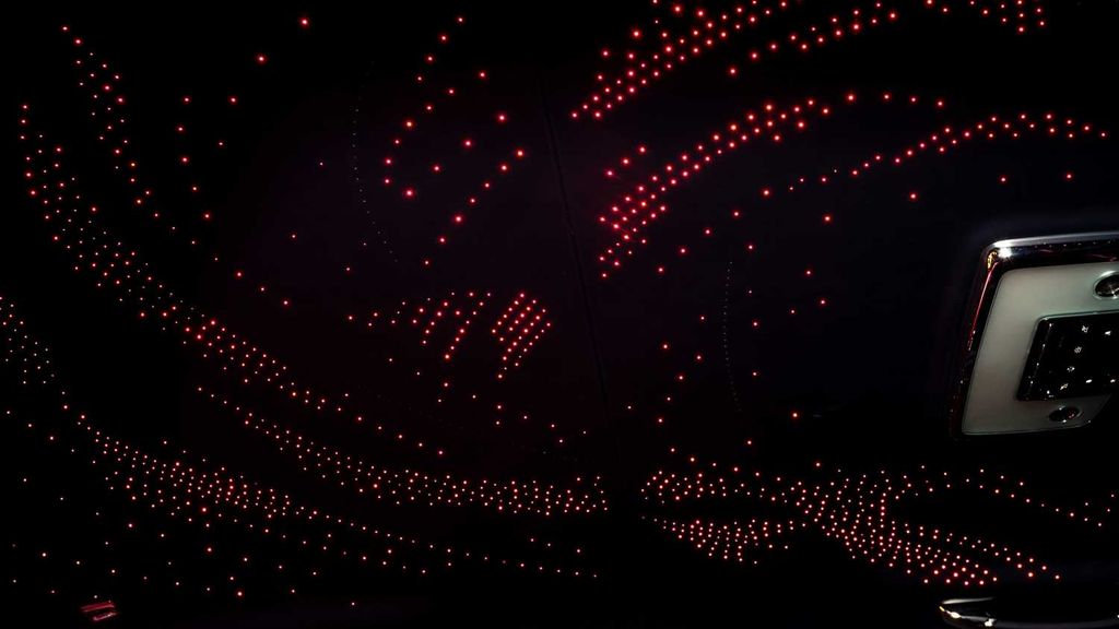 �Զػͱڻ�Ϊ��У���˹��˹չʾ���й��ڻ�֮�ա�Bespoke �߶�ϵ�г���