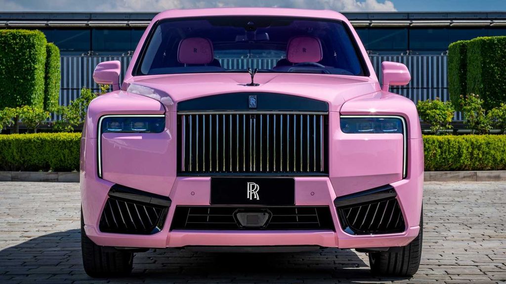 �Զػͱڻ�Ϊ��У���˹��˹չʾ���й��ڻ�֮�ա�Bespoke �߶�ϵ�г���