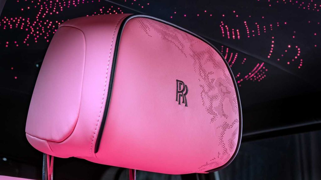 �Զػͱڻ�Ϊ��У���˹��˹չʾ���й��ڻ�֮�ա�Bespoke �߶�ϵ�г���