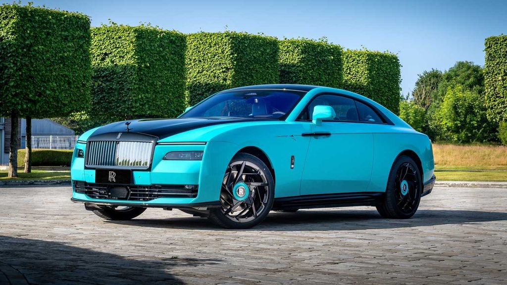 �Զػͱڻ�Ϊ��У���˹��˹չʾ���й��ڻ�֮�ա�Bespoke �߶�ϵ�г���