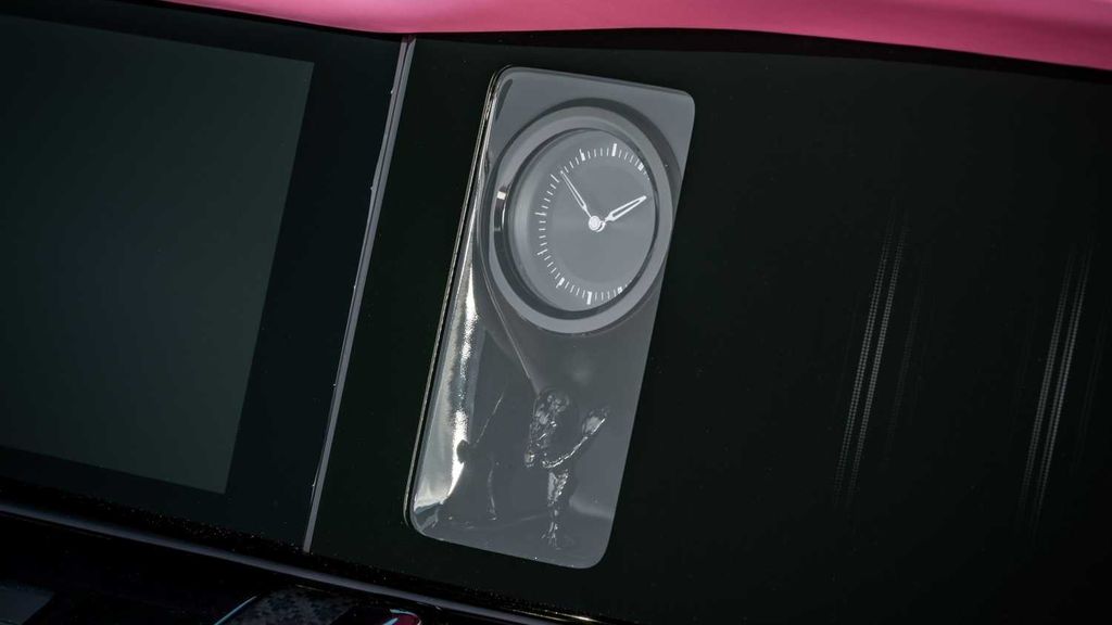 �Զػͱڻ�Ϊ��У���˹��˹չʾ���й��ڻ�֮�ա�Bespoke �߶�ϵ�г���