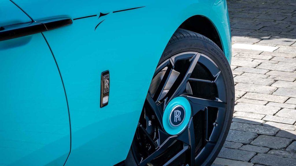 �Զػͱڻ�Ϊ��У���˹��˹չʾ���й��ڻ�֮�ա�Bespoke �߶�ϵ�г���