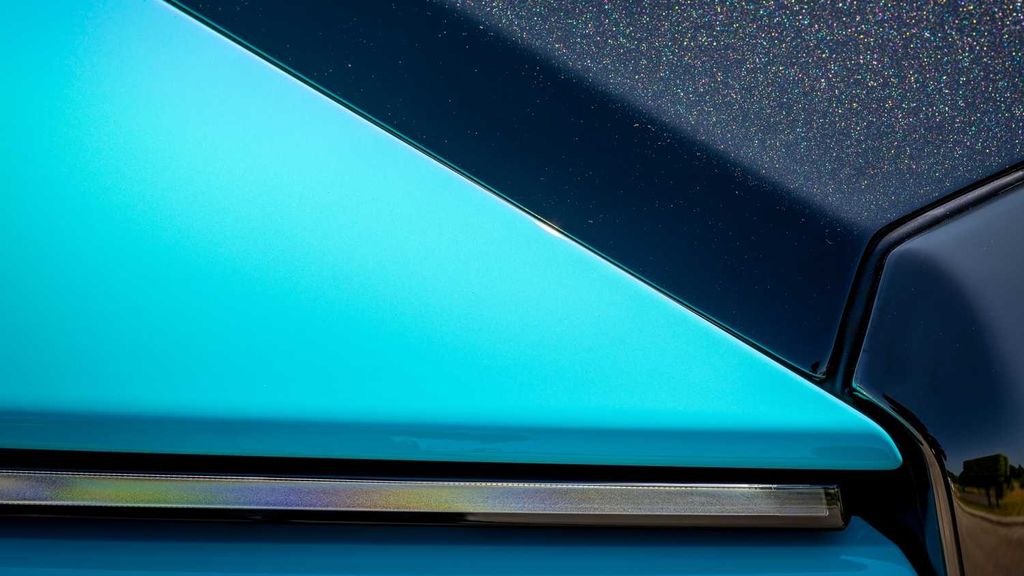 �Զػͱڻ�Ϊ��У���˹��˹չʾ���й��ڻ�֮�ա�Bespoke �߶�ϵ�г���