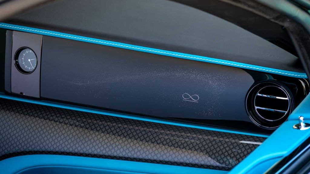 �Զػͱڻ�Ϊ��У���˹��˹չʾ���й��ڻ�֮�ա�Bespoke �߶�ϵ�г���