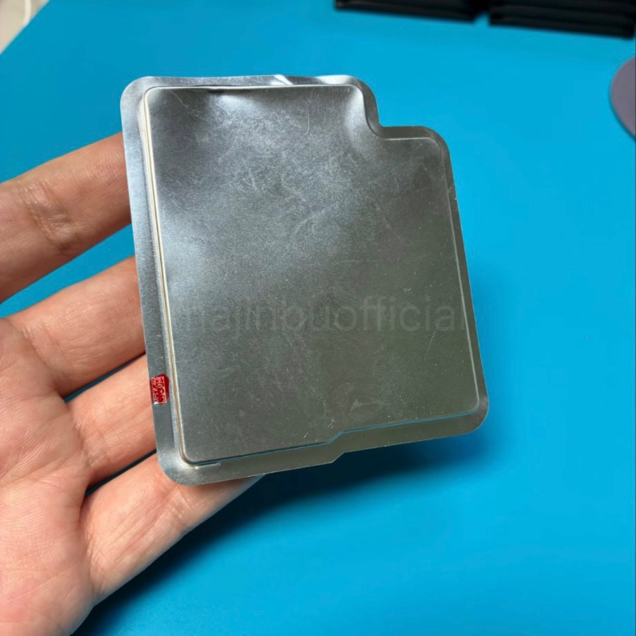 苹果“史上最薄”iPhone 17 Air 电池实物曝光:金属外壳,约 2900mAh