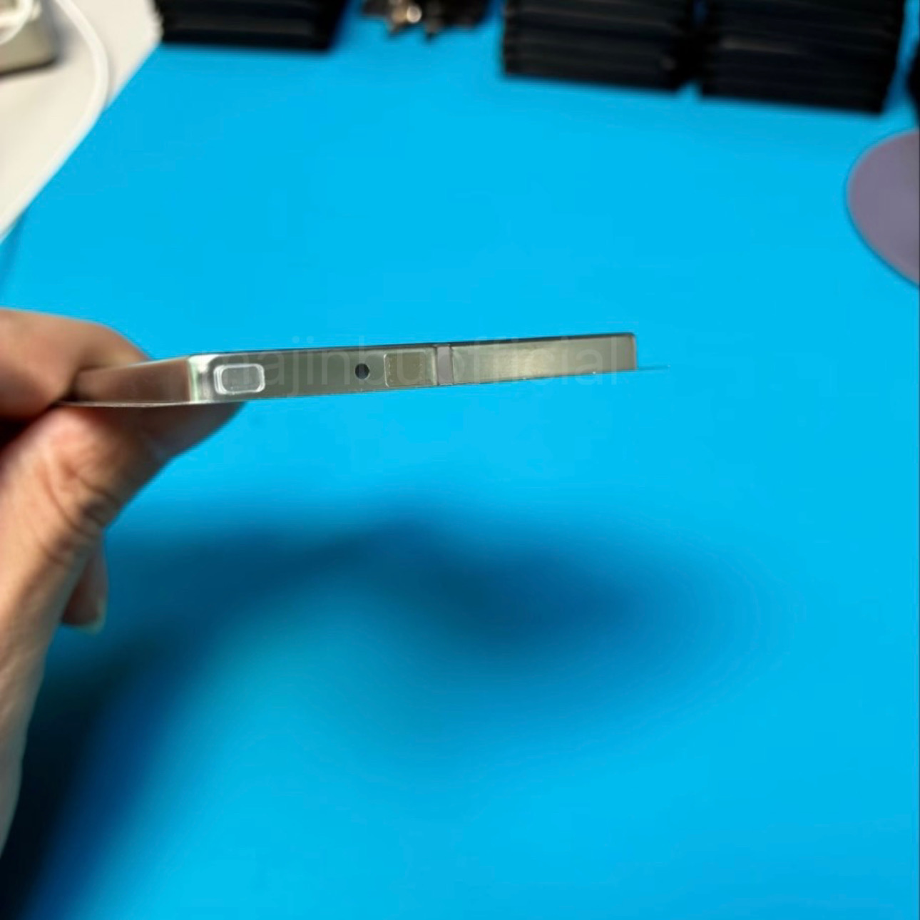 苹果“史上最薄”iPhone 17 Air 电池实物曝光:金属外壳,约 2900mAh