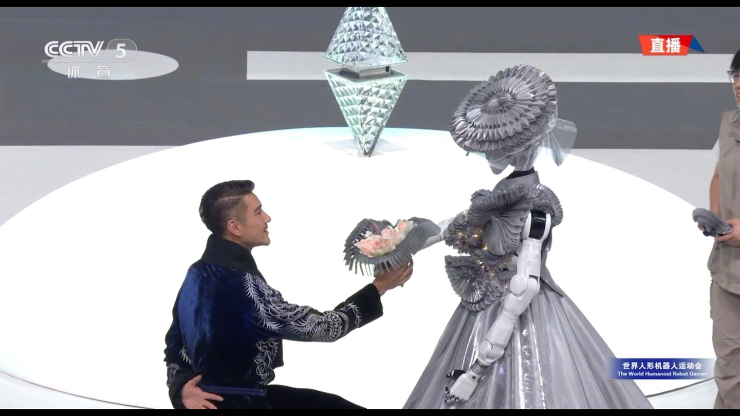 欢迎来到碳基生命的世界:全球首个人形机器人运动会在北京开幕,跳舞、走秀、踢足球,500 余台机器人参赛 欢迎来到碳基生命的世界:全球首个人形机器人运动会在北京开幕,跳舞、走秀、踢足球,500 余台机器人参赛