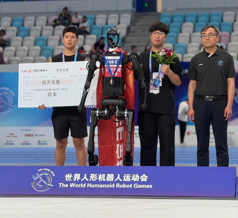 宇树科技王兴兴回应机器人跑步没穿鞋:足底比较耐磨,基本可以不穿鞋 宇树科技王兴兴回应机器人跑步没穿鞋:足底比较耐磨,基本可以不穿鞋