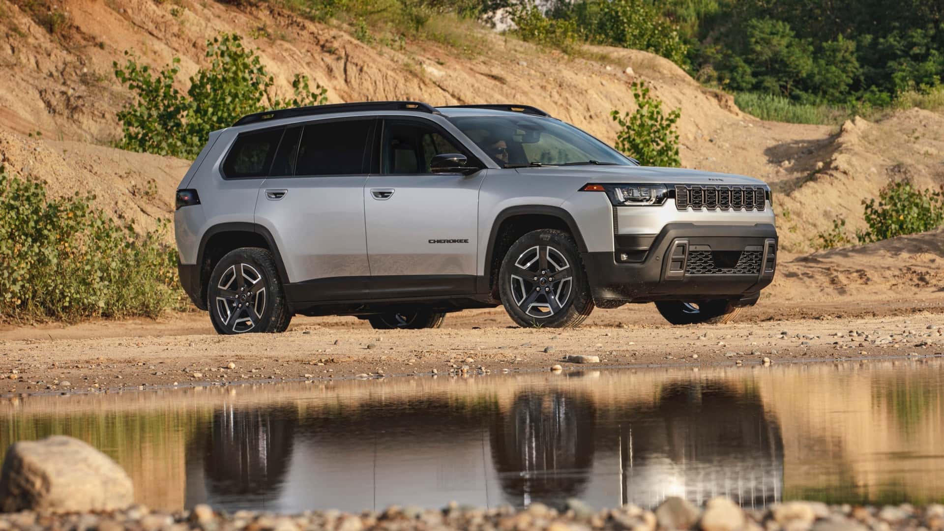 Jeep 经典 SUV 切诺基回归,变身油电混动车型 Jeep 经典 SUV 切诺基回归,变身油电混动车型