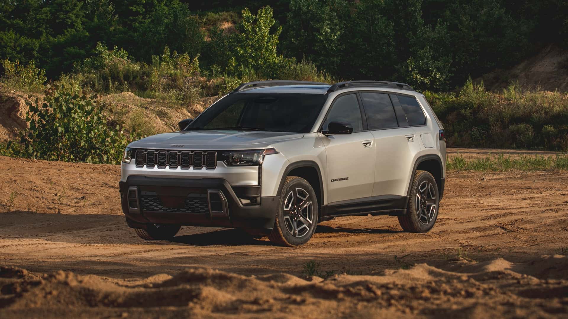 Jeep 经典 SUV 切诺基回归,变身油电混动车型 Jeep 经典 SUV 切诺基回归,变身油电混动车型