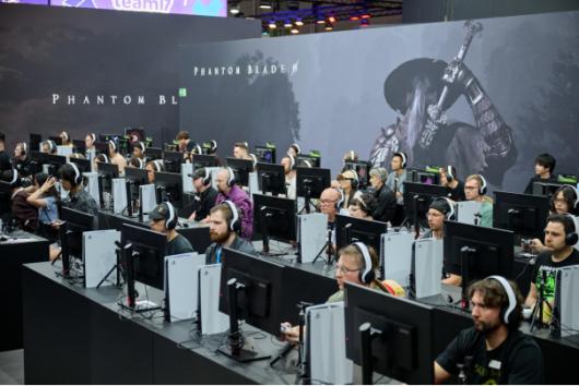 10����ֹͣ�Ŷӣ�500ƽ����������������Ӱ֮���㡷�ɿ�¡չ��ӵ���򿨵�