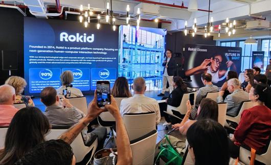 ȫ������ľ߱���ʾ���������۾� Rokid Glasses ������ŦԼ�����ⷢ��