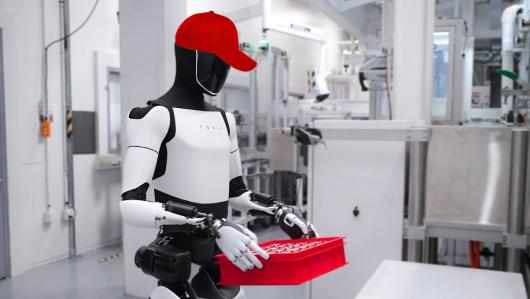 ��˹��ֲͬ�����ҩ��ҵ PharmAGRI ǩ�������飬��������̨ Optimus 3+ ���λ����˴�