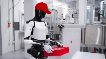 ��˹��ֲͬ�����ҩ��ҵ PharmAGRI ǩ�������飬��������̨ Optimus 3+ ���λ����˴�