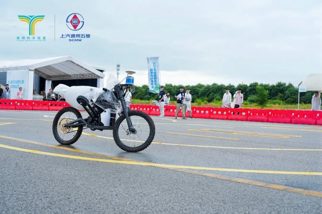 全国首届无人摩托车越野比赛举行 全国首届无人摩托车越野比赛举行