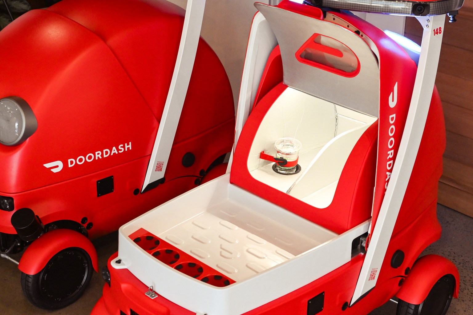 �����������ƽ̨ DoorDash �Ƴ����ͻ����ˣ�����ٶ� 32km/h�����족���ܷ�ʳ��