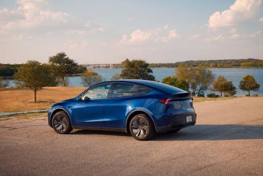 特斯拉 Model Y 标准版在美国上市:织物座椅、封天窗、续航 517 公里,起价跌破 4 万美元 特斯拉 Model Y 标准版在美国上市:织物座椅、封天窗、续航 517 公里,起价跌破 4 万美元