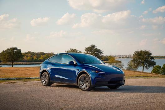 特斯拉 Model Y 标准版在美国上市:织物座椅、封天窗、续航 517 公里,起价跌破 4 万美元 特斯拉 Model Y 标准版在美国上市:织物座椅、封天窗、续航 517 公里,起价跌破 4 万美元