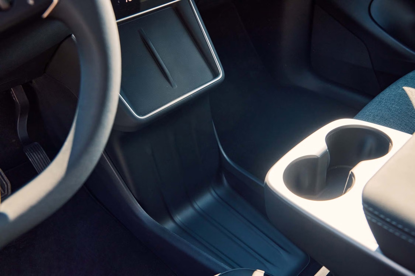 特斯拉 Model Y 标准版在美国上市:织物座椅、封天窗、续航 517 公里,起价跌破 4 万美元 特斯拉 Model Y 标准版在美国上市:织物座椅、封天窗、续航 517 公里,起价跌破 4 万美元