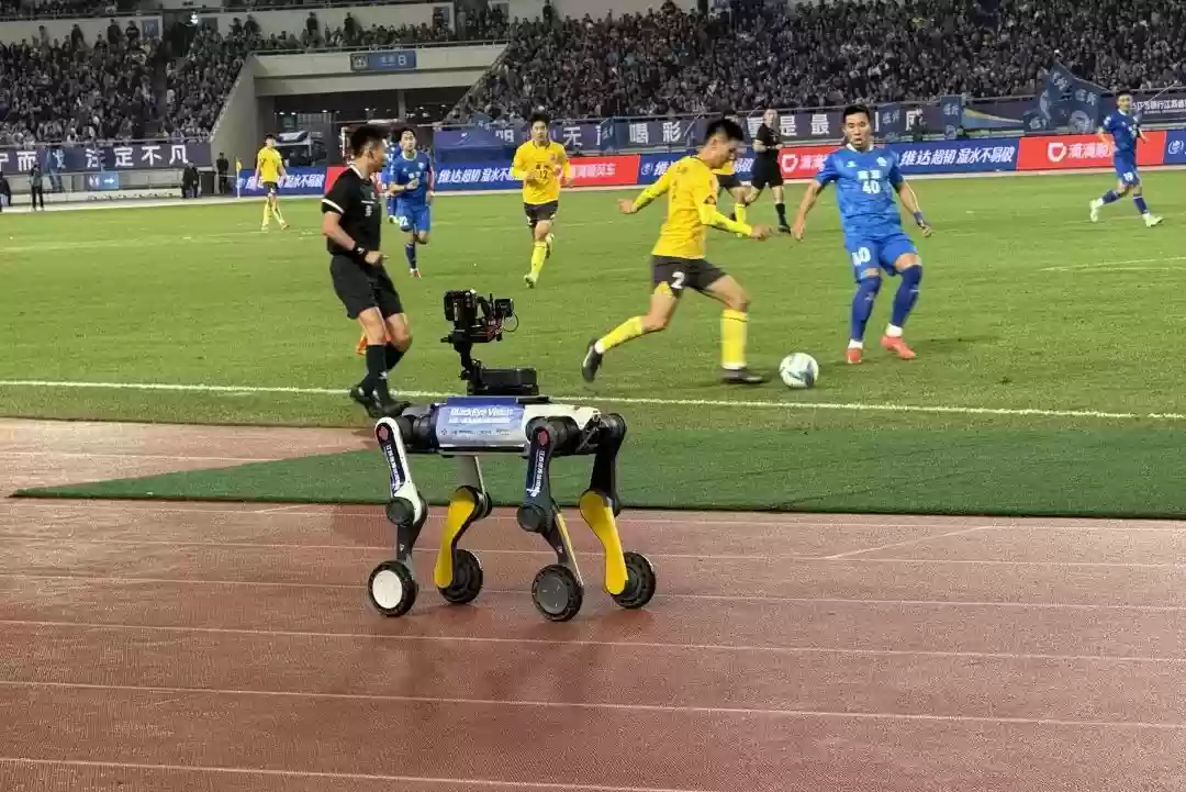 足球转播史首位“机器人摄像师”亮相“苏超”半决赛 足球转播史首位“机器人摄像师”亮相“苏超”半决赛