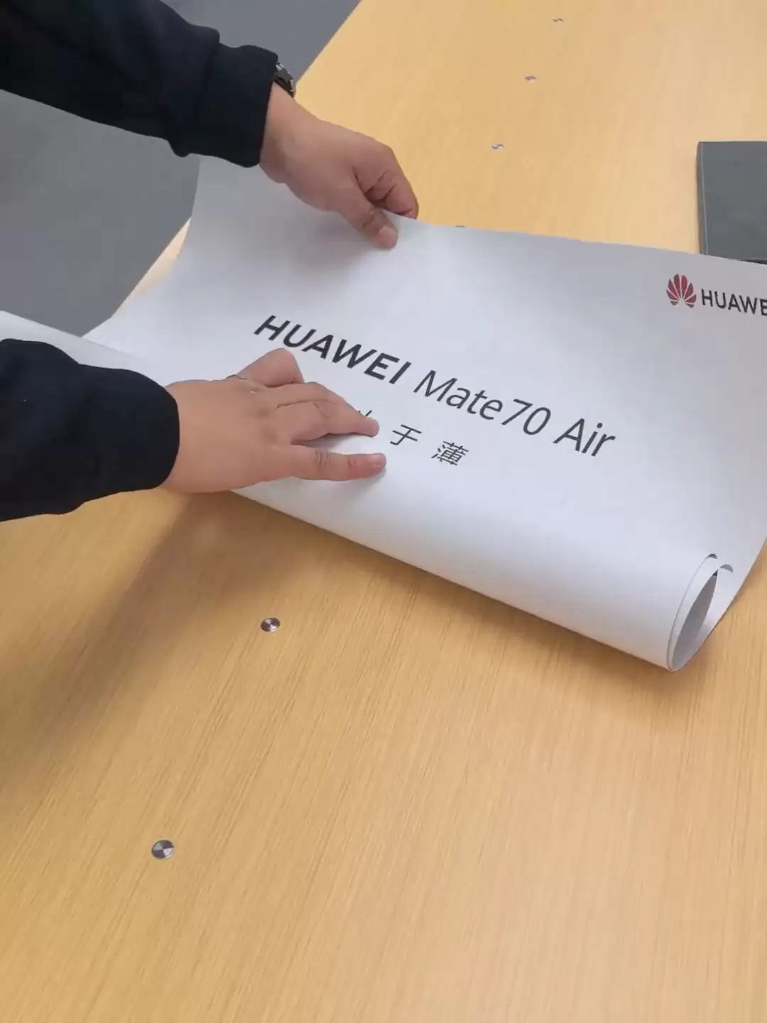 史上最薄 Mate:华为 Mate 70 Air 手机海报曝光,口号“不止于薄” 史上最薄 Mate:华为 Mate 70 Air 手机海报曝光,口号“不止于薄”