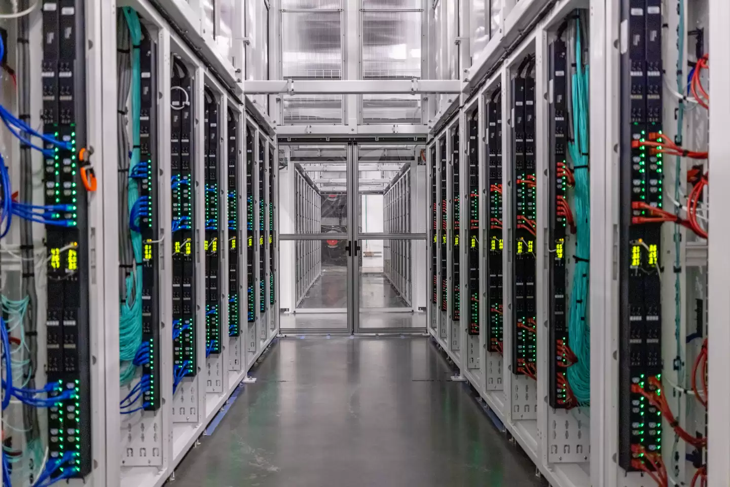 Ӣΰ AI оƬ΢ǩʺϼƳԪ