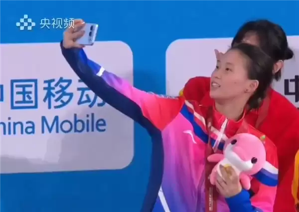 陈芋汐全运夺金携荣耀新机首曝光 陈芋汐全运夺金携荣耀新机首曝光