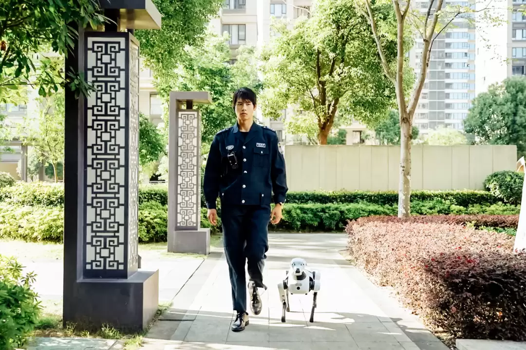 奇瑞墨甲机器人 2025 年第 1000 只机器狗应用交付,上岗当“保安” 奇瑞墨甲机器人 2025 年第 1000 只机器狗应用交付,上岗当“保安”