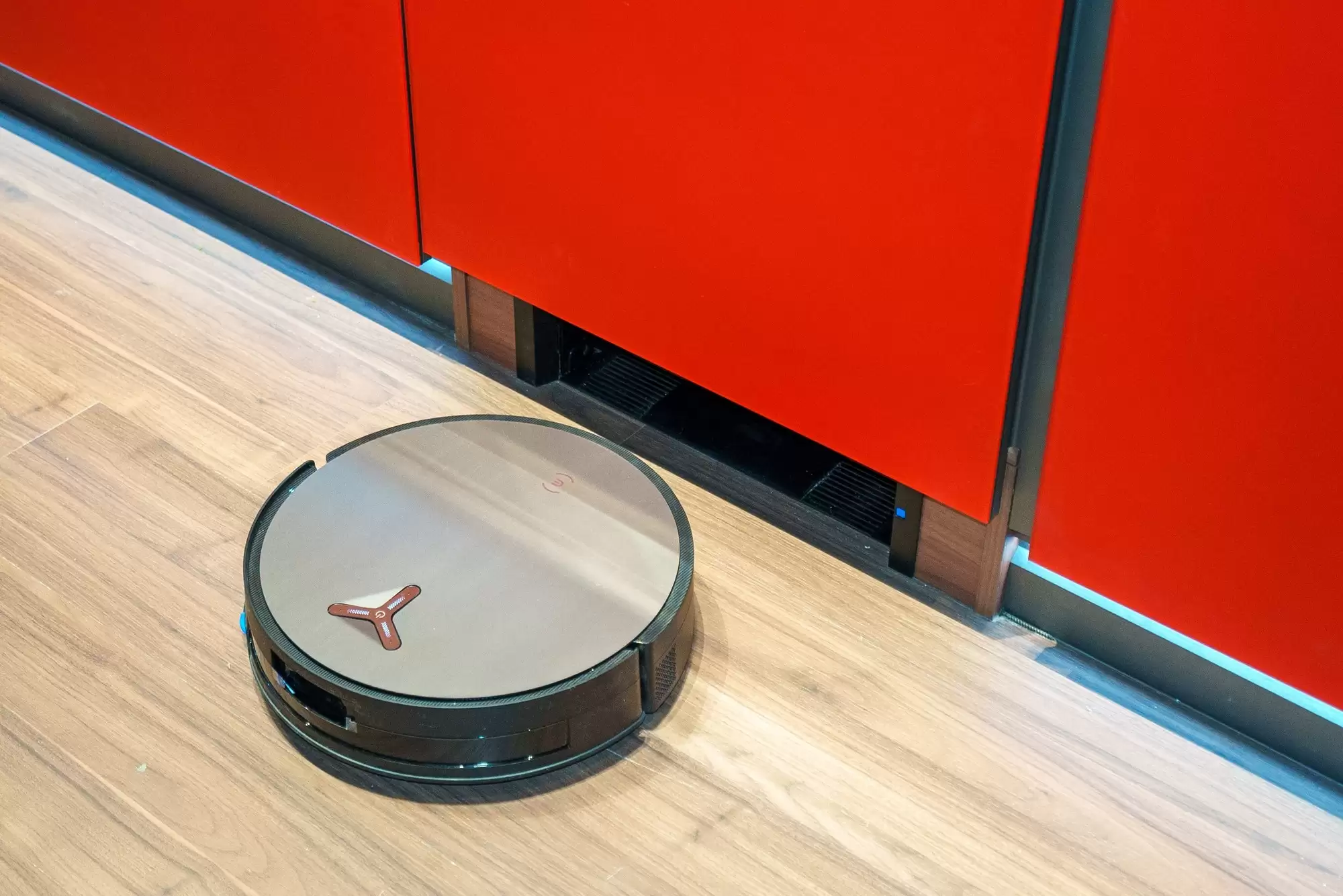 科沃斯地宝X全嵌高定款亮相2025广州设计周,以“全嵌”定义家居设计新风向 科沃斯地宝X全嵌高定款亮相2025广州设计周,以“全嵌”定义家居设计新风向