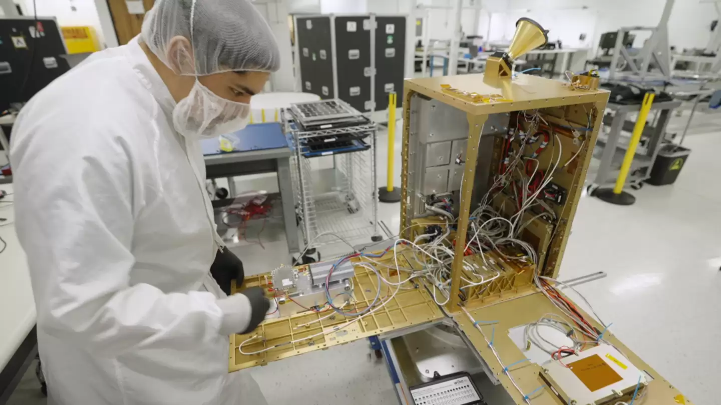 “地球人你好”:首个太空 AI 发回问候,英伟达 H100 “上天” “地球人你好”:首个太空 AI 发回问候,英伟达 H100 “上天”