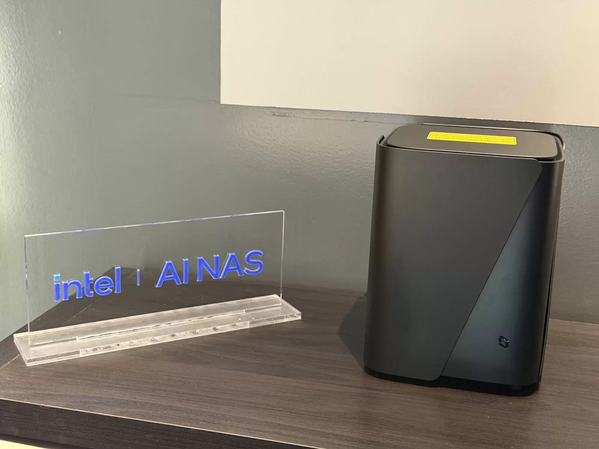 �洢������˫�򱼸����Ӽ�������Ʒ���û� ��AI NAS����ع�����������ն�