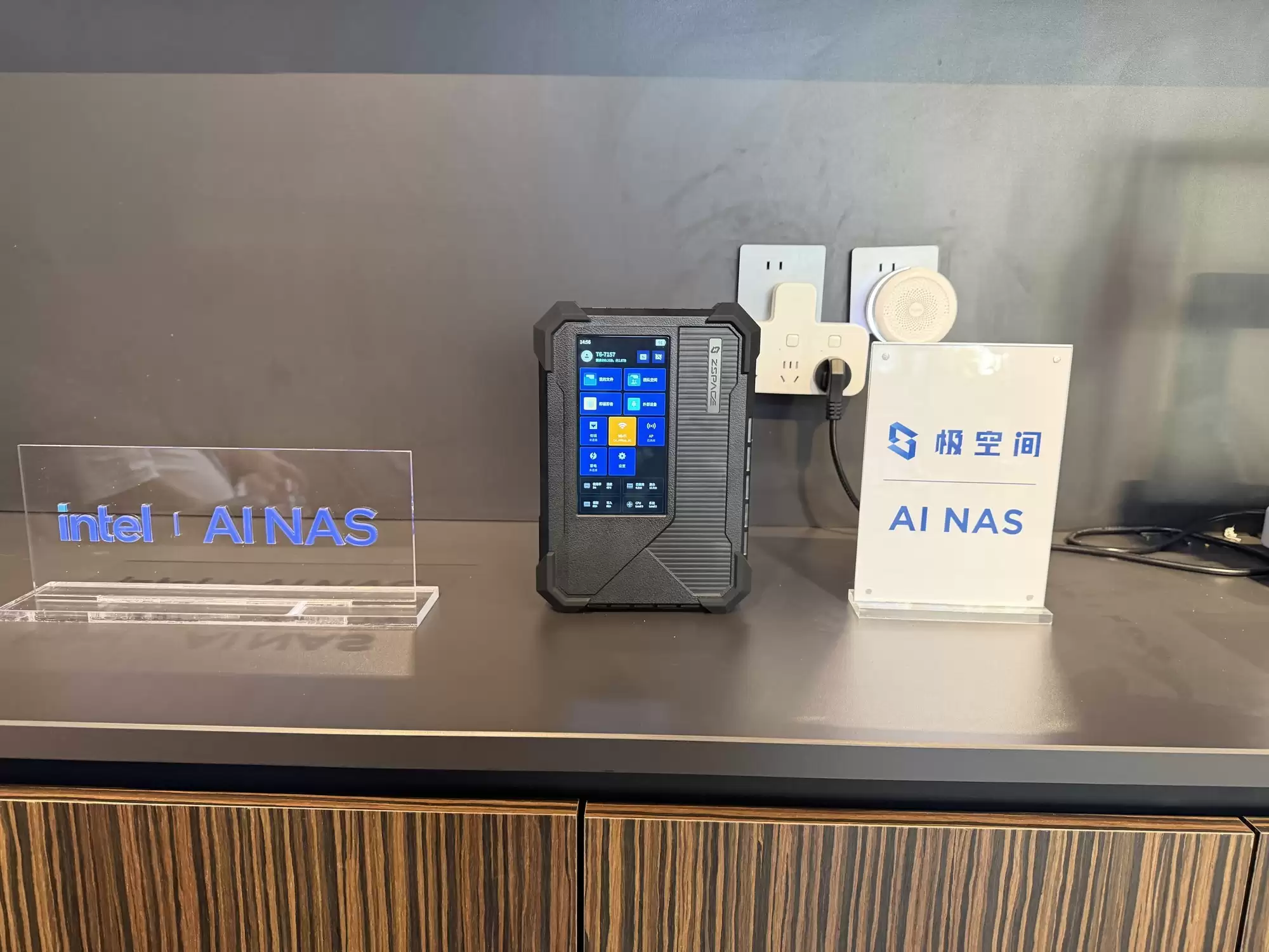 �洢������˫�򱼸����Ӽ�������Ʒ���û� ��AI NAS����ع�����������ն�