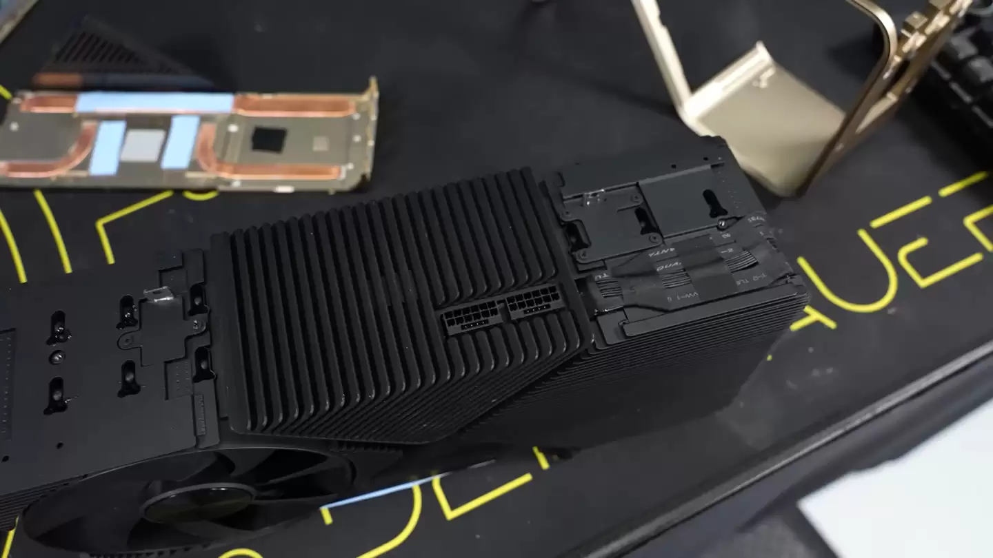 Ӣΰ�� TITAN RTX Ada ԭ���Կ���⣺����������ƽ�� PCB ��ƣ�˫ 16-Pin ����