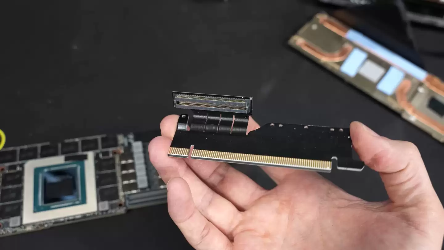 Ӣΰ�� TITAN RTX Ada ԭ���Կ���⣺����������ƽ�� PCB ��ƣ�˫ 16-Pin ����