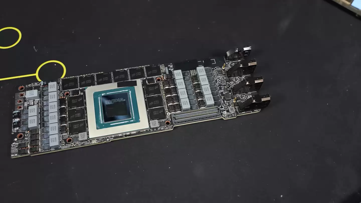 Ӣΰ�� TITAN RTX Ada ԭ���Կ���⣺����������ƽ�� PCB ��ƣ�˫ 16-Pin ����