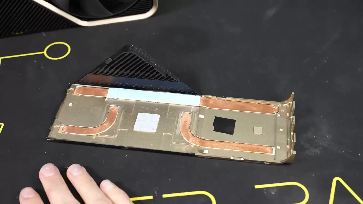 Ӣΰ�� TITAN RTX Ada ԭ���Կ���⣺����������ƽ�� PCB ��ƣ�˫ 16-Pin ����