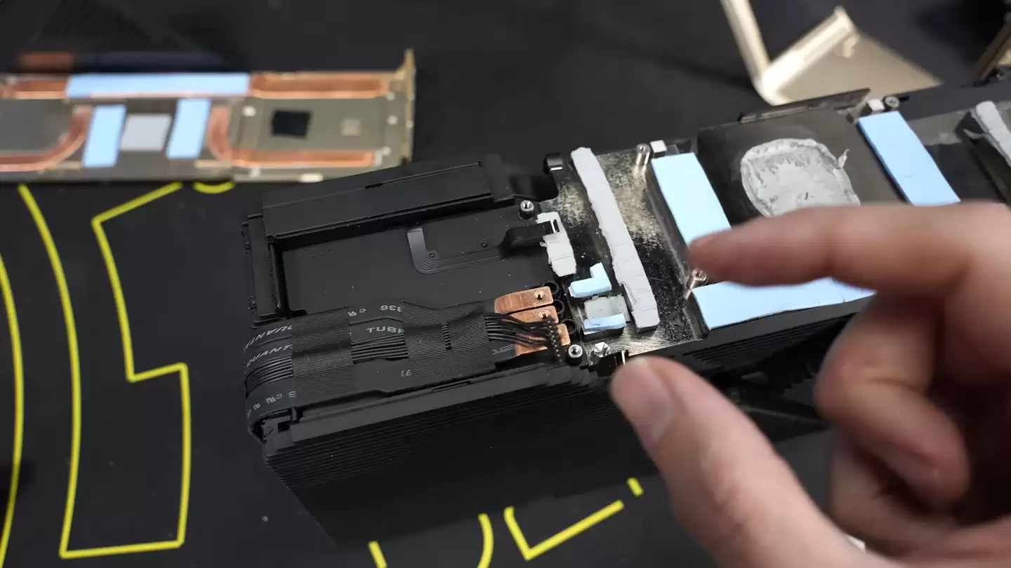 Ӣΰ�� TITAN RTX Ada ԭ���Կ���⣺����������ƽ�� PCB ��ƣ�˫ 16-Pin ����