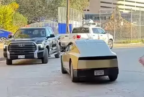 ��˹��Cybercab·���ع⣺�޷����̴����Զ���ʻ�³�