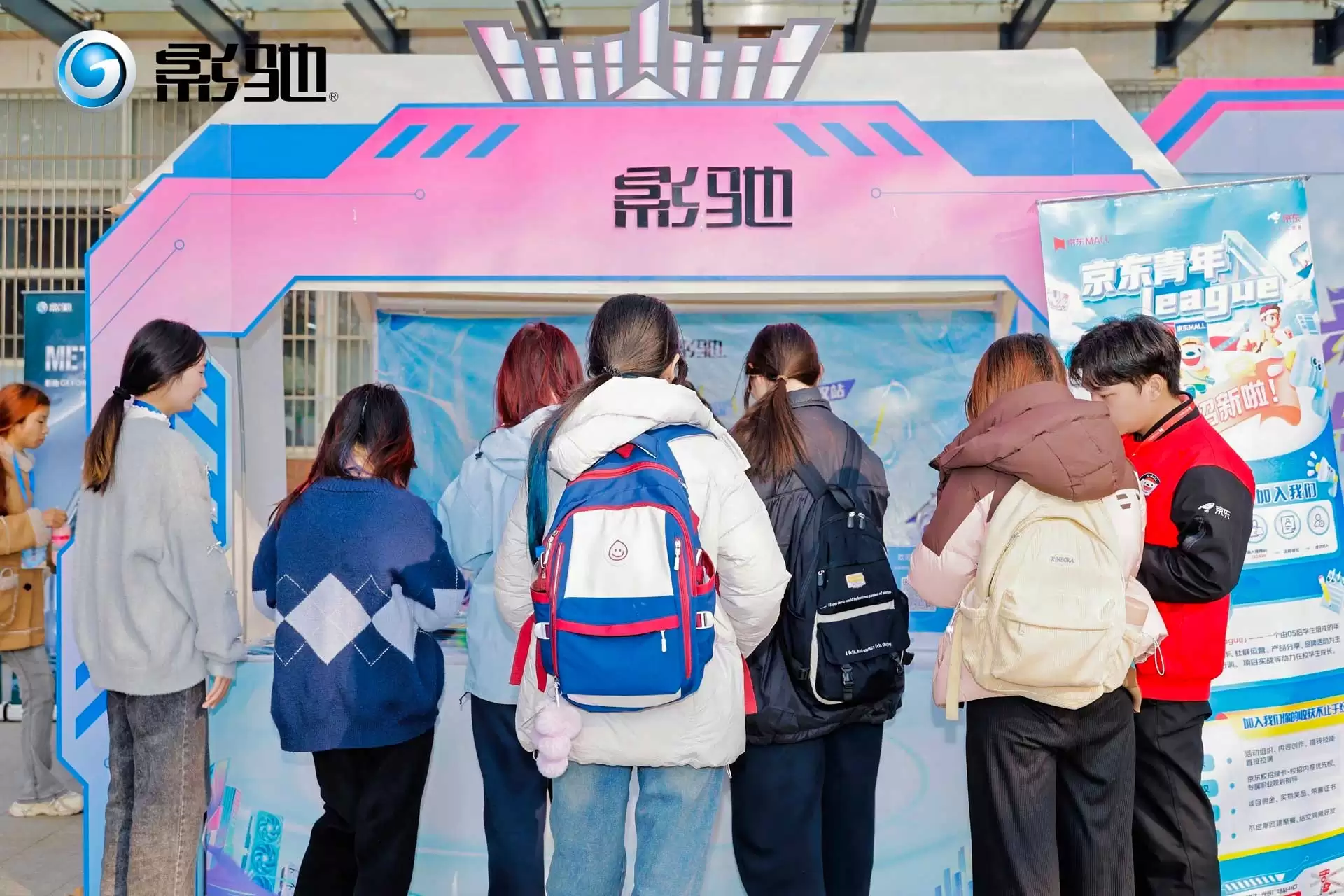 ��������ȫ����Ӱ�ۿƼ��人վ��УУ԰��Բ��������