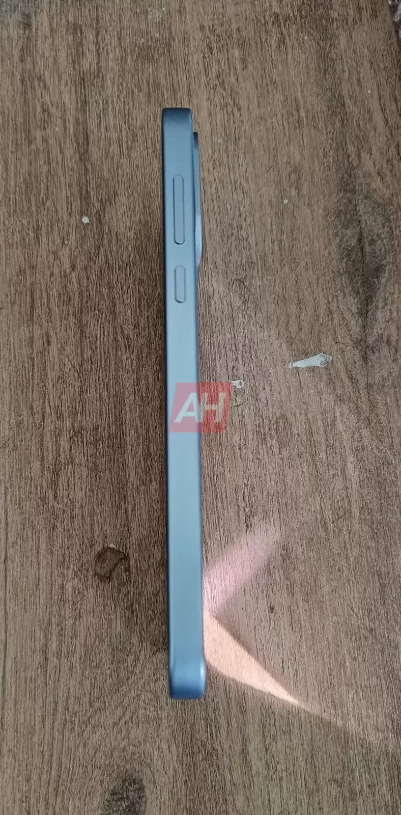 ���ʰ�һ�� Turbo �ֻ�ʵ��ͼ�ع⣺9000mAh ��ء����� 7s Gen 4 оƬ