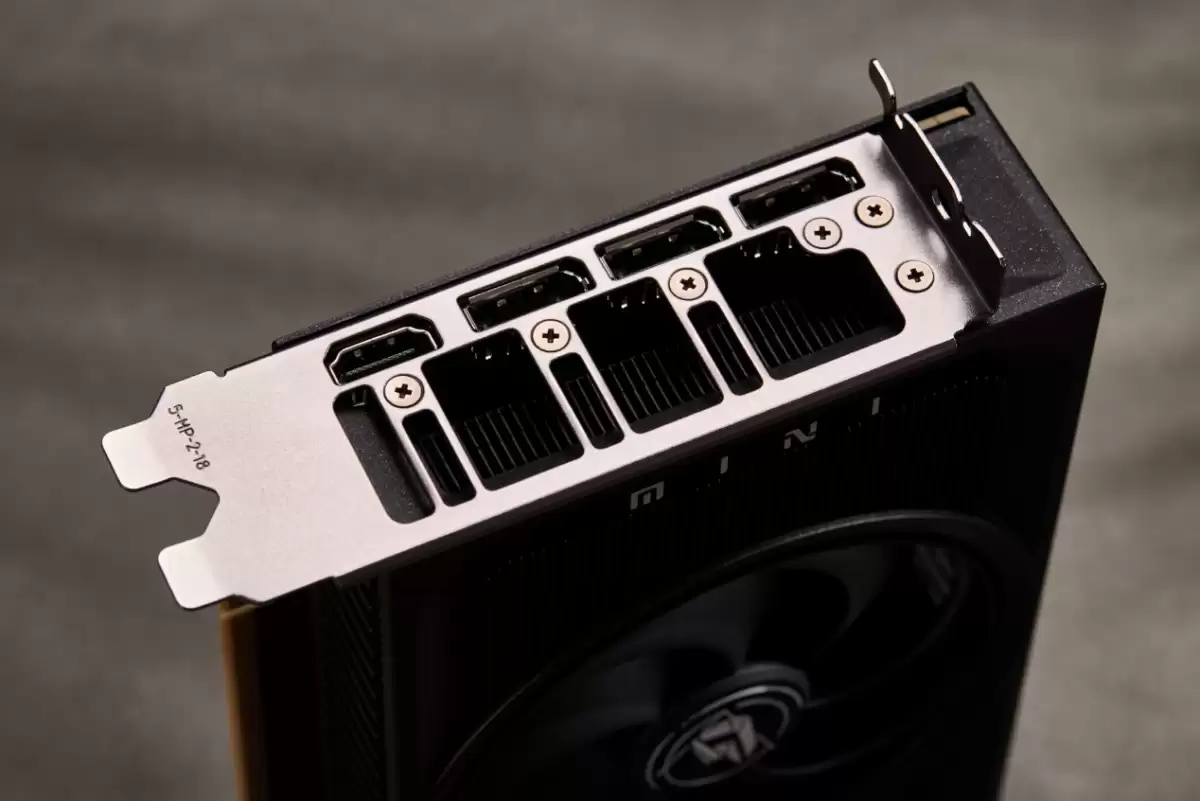 ��IT֮�������ҡ��߲ʺ� iGame GeForce RTX 5060 Ti Mini OC 16GB �Կ��������⣺С����ǿ����ITXС�������