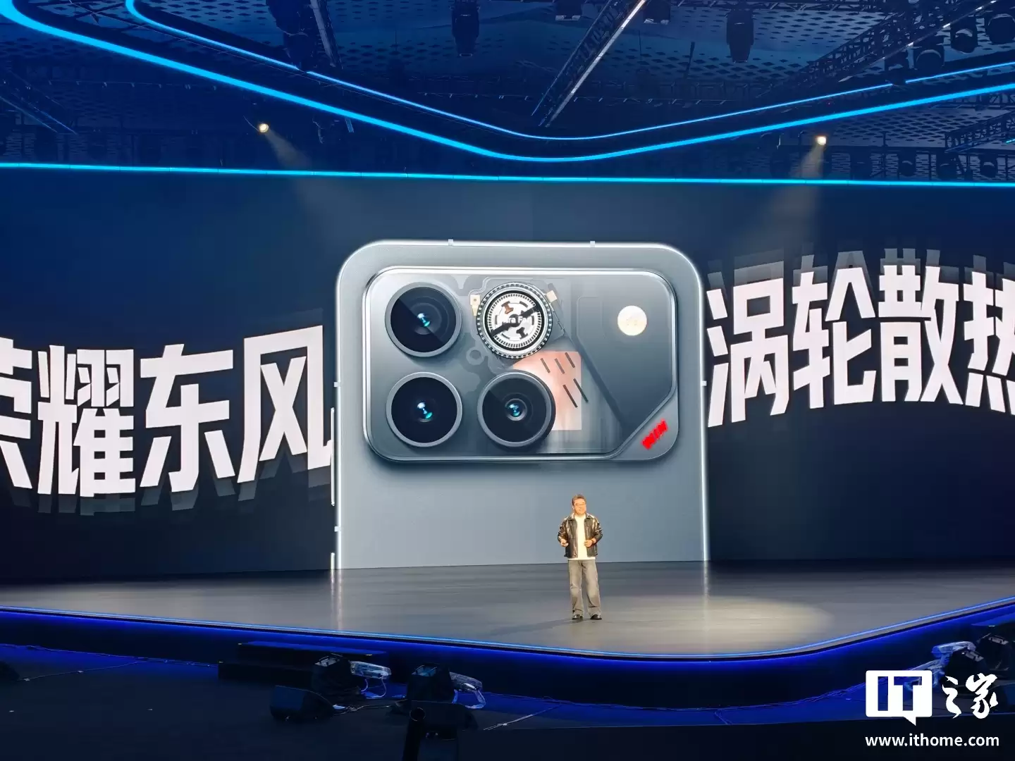 2599 Ԫ����ҫ WIN / RT ϵ���ֻ���ʽ��������������ɢ�����÷�����ơ�10000 ����ʱ���